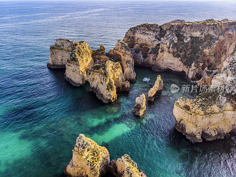 Ponta da Piedade悬崖鸟瞰图在阿尔加维，葡萄牙